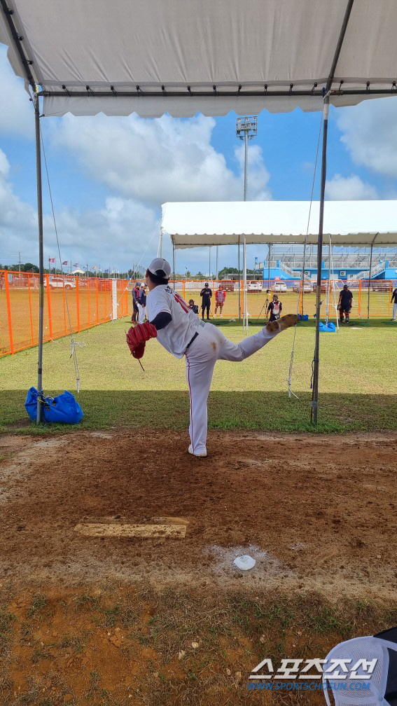 서준원의 피칭 훈련. 괌(미국)=김영록 기자