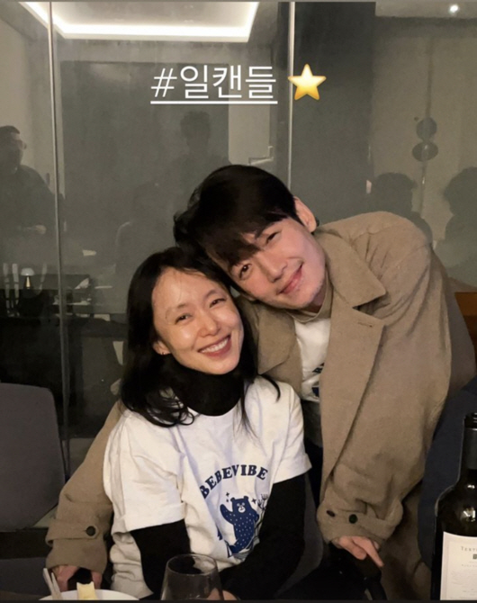 정경호X전도연, 키스신 같이 보고 밀착 투샷..'일타' 비공개 쫑파티