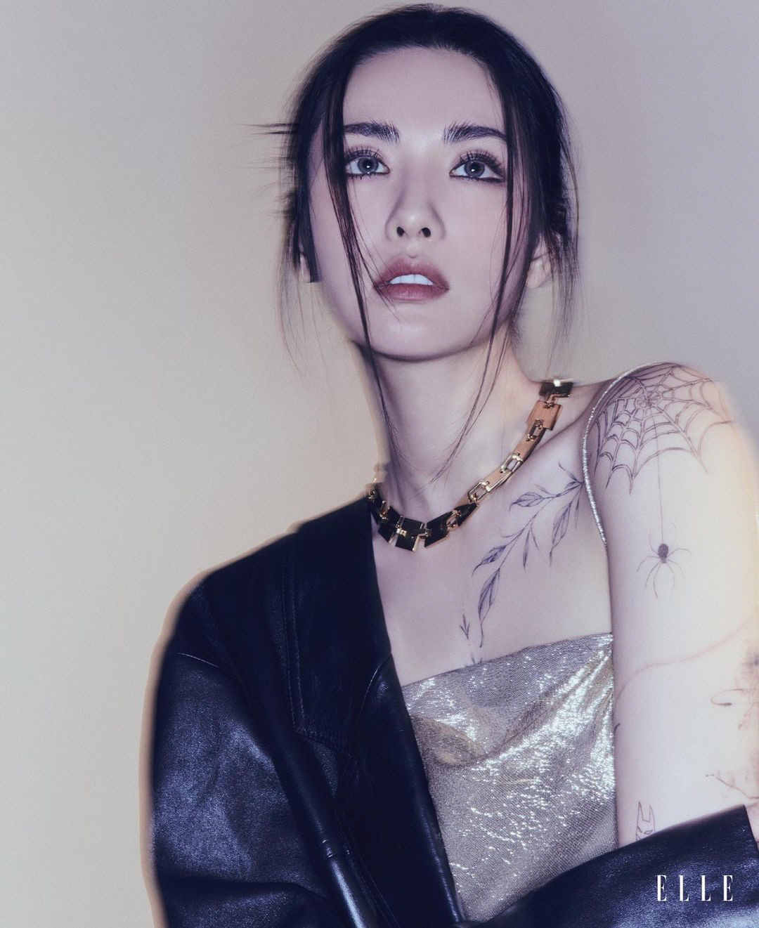 나나, 가슴골 타투 작정하고 파격 공개...아찔한 드레스 자태