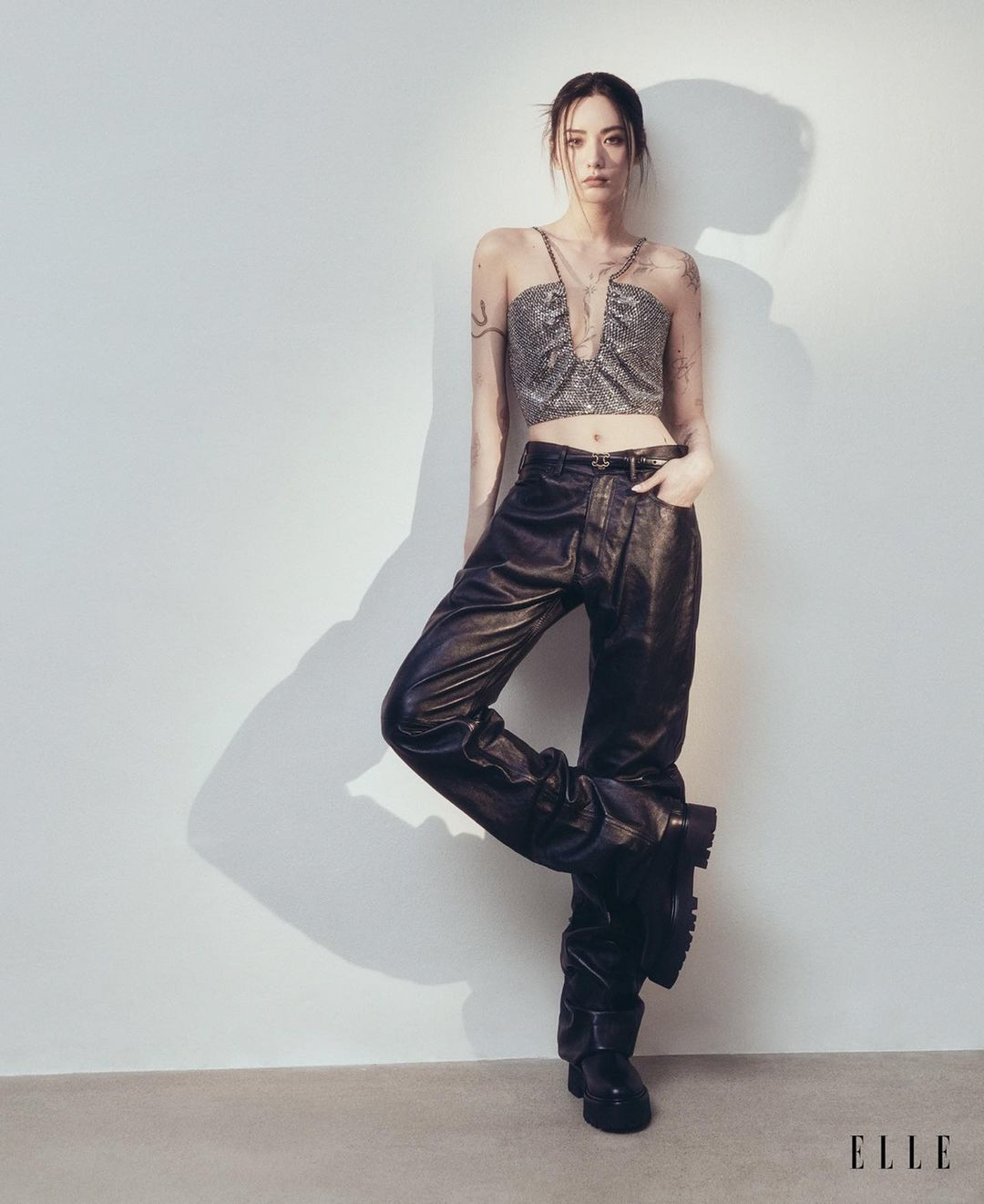 나나, 가슴골 타투 작정하고 파격 공개...아찔한 드레스 자태