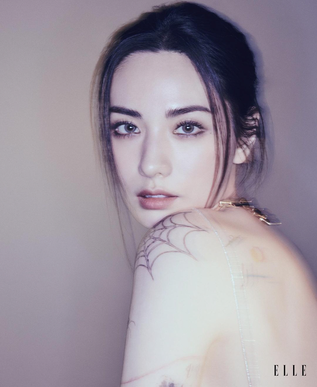 나나, 가슴골 타투 작정하고 파격 공개...아찔한 드레스 자태