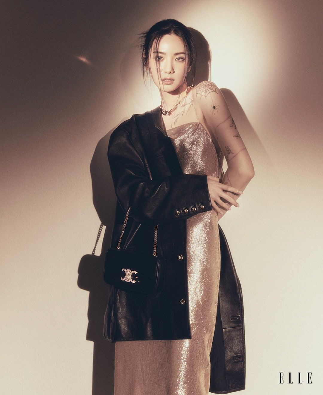 나나, 가슴골 타투 작정하고 파격 공개...아찔한 드레스 자태