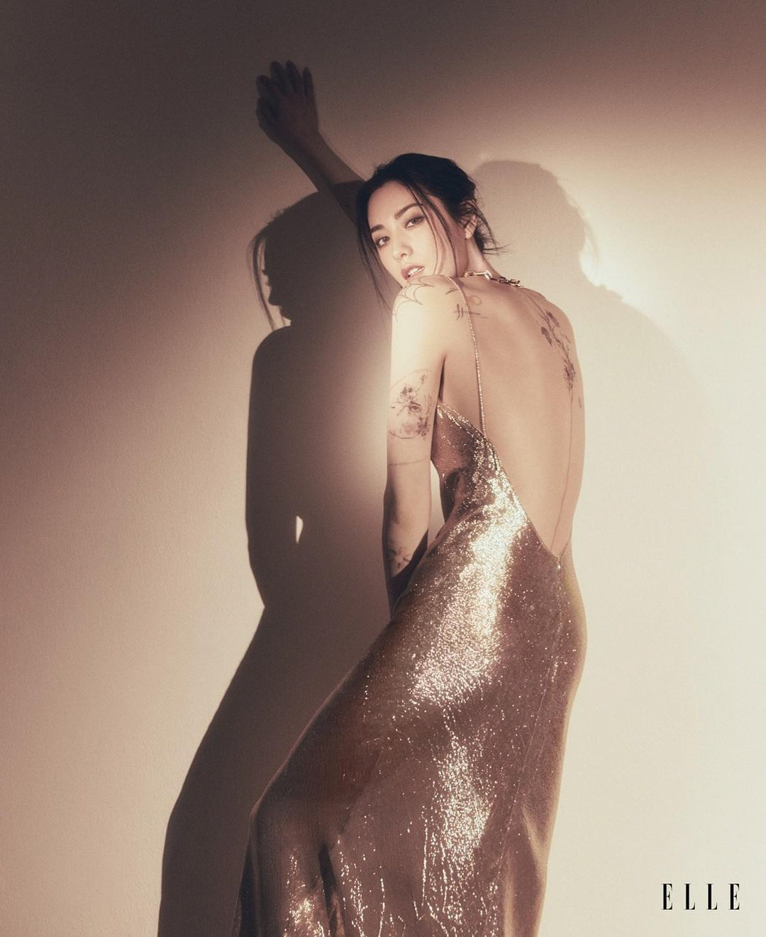 나나, 가슴골 타투 작정하고 파격 공개...아찔한 드레스 자태