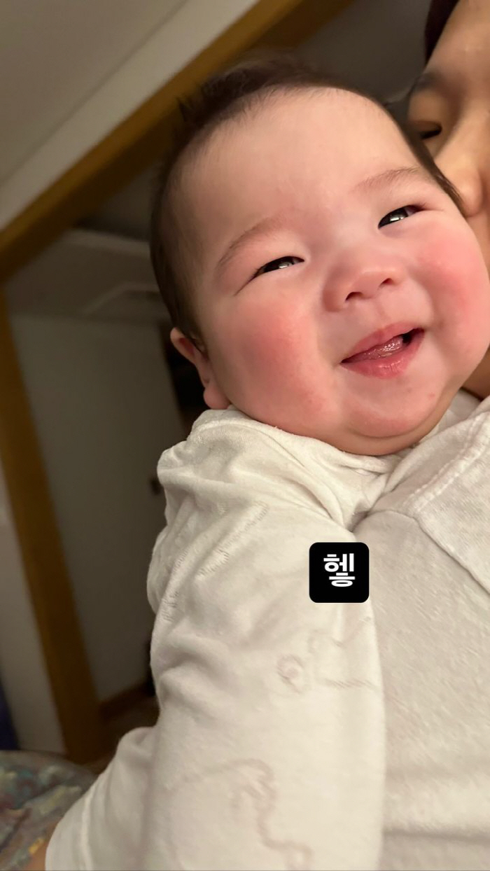 제이쓴 子 똥별이, 父 녹이는 미소...母 홍현희 품에 폭 안겼네