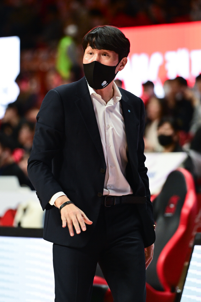 화려함과 거리 멀었던 위성우 감독, WKBL 압도적 우승 사령탑으로 '우…