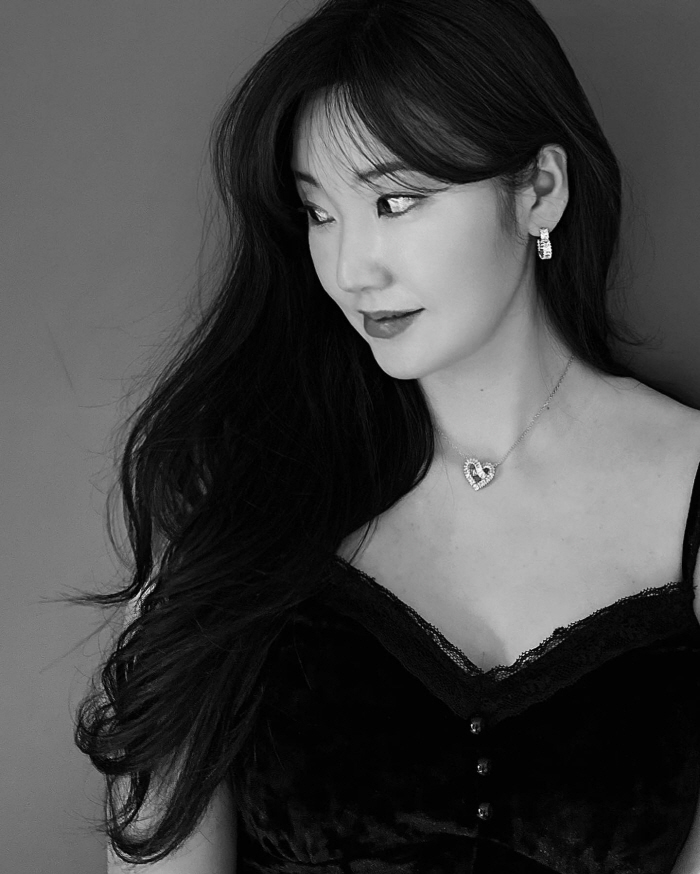 "찐글래머였네"…9기 옥순, 가슴 깊게 파인 의상에 보는 이도 '숨멎'
