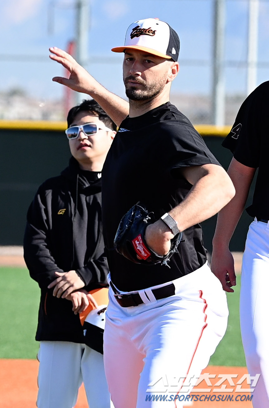 "이런 말 처음 들어봤다" 감독 출신 단장 놀라게 한 두 외인의 물음[메…