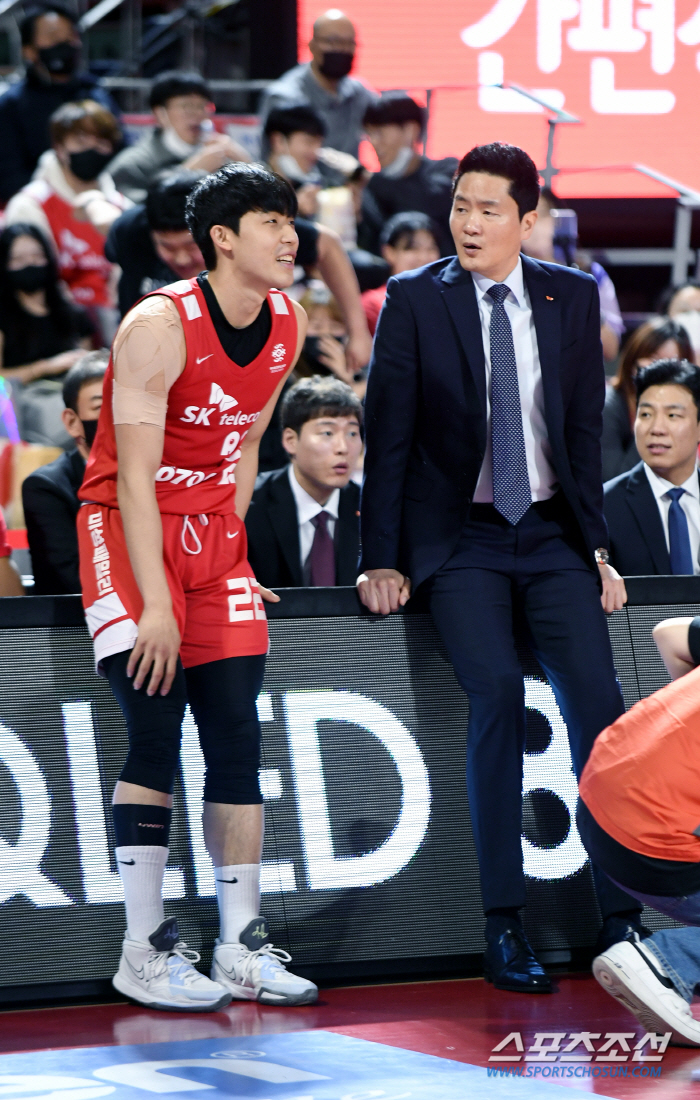[현장인터뷰] SK 전희철 감독 "오재현이 미쳤네요"