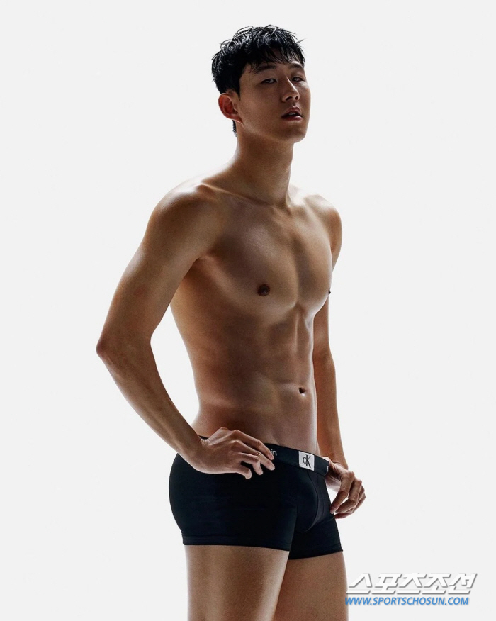 손흥민, 조금만 더 내리면 '대형 사고'? '월클' 복근에 '포즈 장인'…