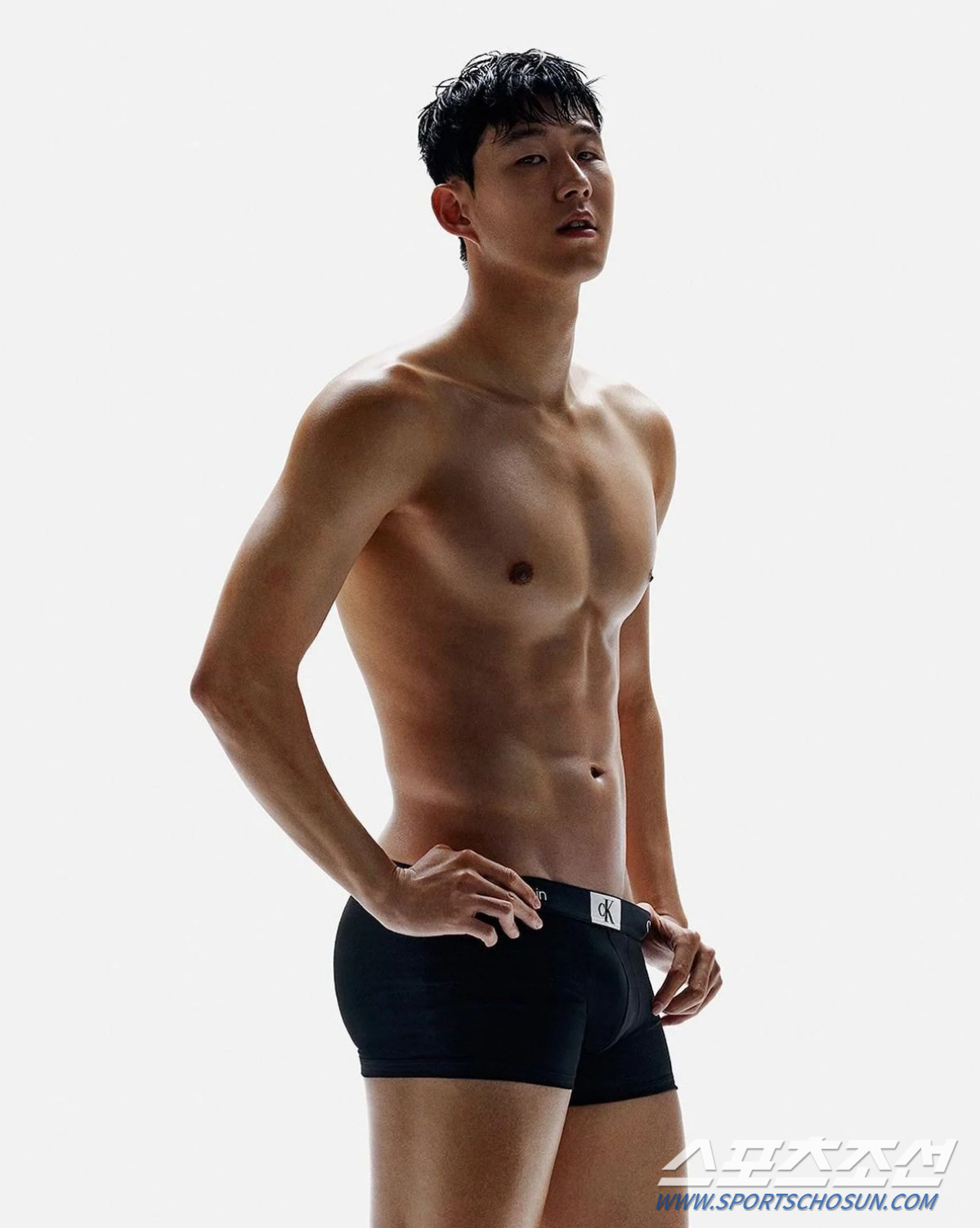 손흥민, 조금만 더 내리면 '대형 사고'? '월클' 복근에 '포즈 장인'…