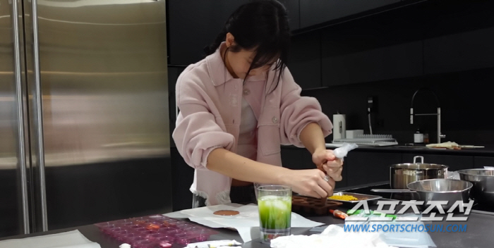 제니, '똥손'은 아니네! '밸런타인데이 초콜릿' 만들었는데 하나는 테디…