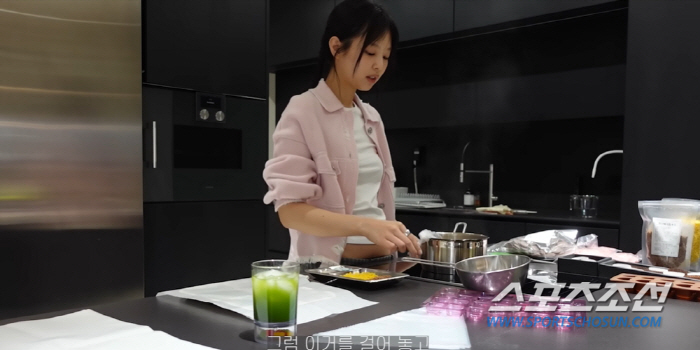제니, '똥손'은 아니네! '밸런타인데이 초콜릿' 만들었는데 하나는 테디…