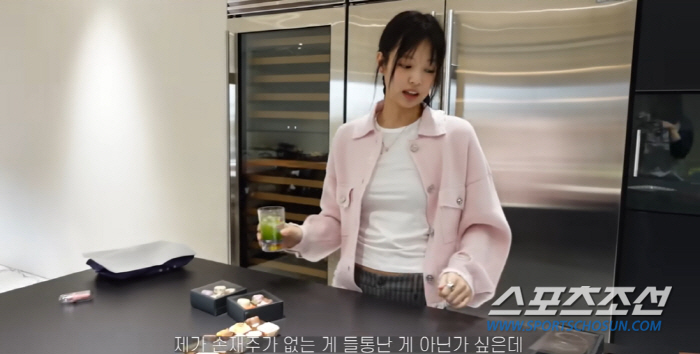 제니, '똥손'은 아니네! '밸런타인데이 초콜릿' 만들었는데 하나는 테디…