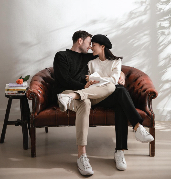'안경 아나운서' 임현주, 다니엘 튜더와 혼인신고…"취소불가, 증인들도 …