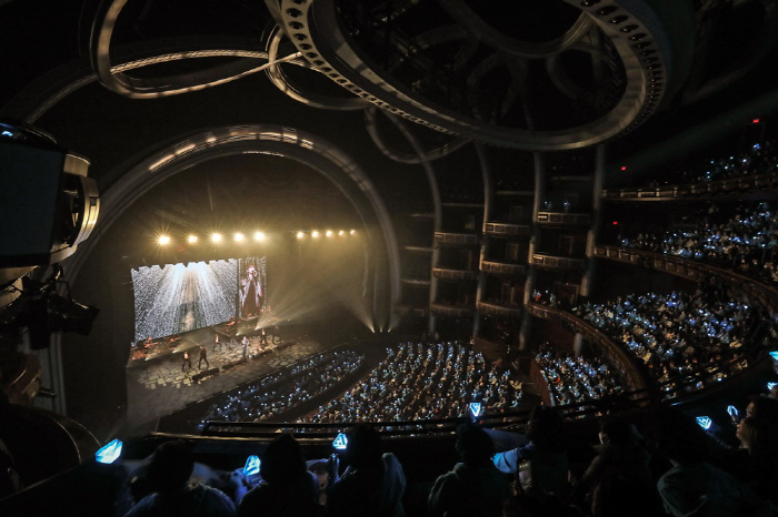 임영웅, 美 콘서트 성료…LA도 하늘빛으로 '히어로 매직'