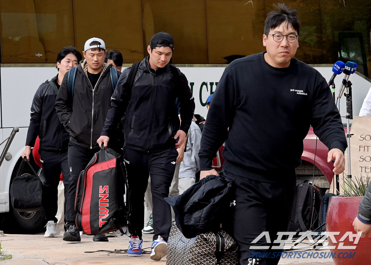 12시간 이동+2만5천㎞ 비행+시차적응 모두 사치…마침내 모인 이강철호는…