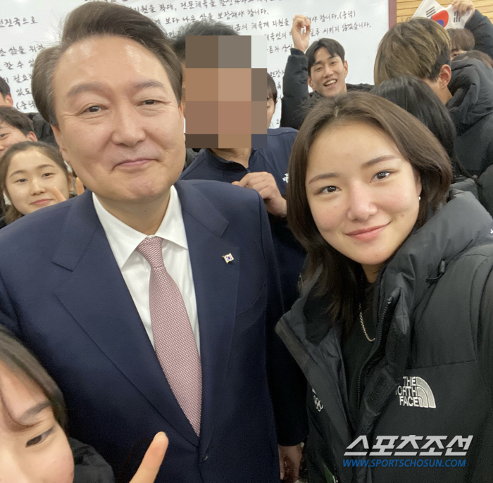 尹대통령,진천 국대들의 깜짝 '밸런타인 초콜릿' 선물에 함박웃음[애프터스…