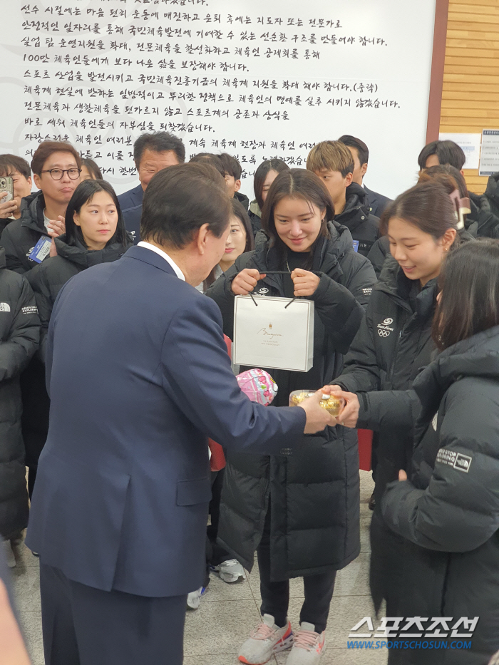 尹대통령,진천 국대들의 깜짝 '밸런타인 초콜릿' 선물에 함박웃음[애프터스…