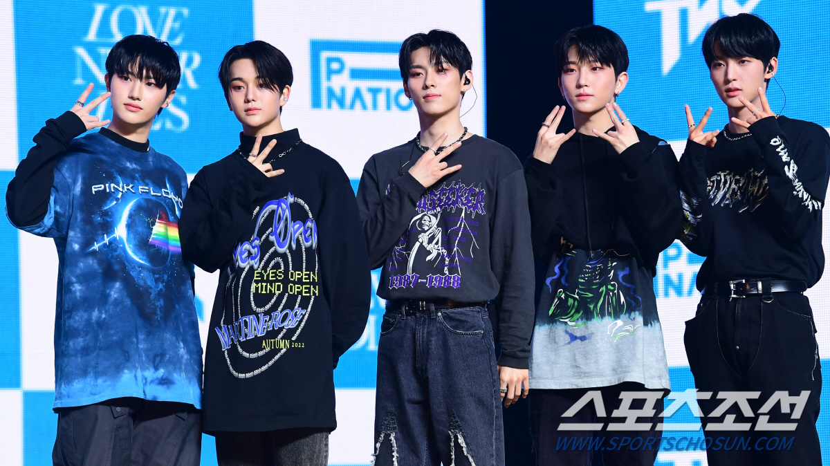 [SC현장] "싸이표 '디 온리원'"…TNX, 강성 벗고 '감성' 컴백(…