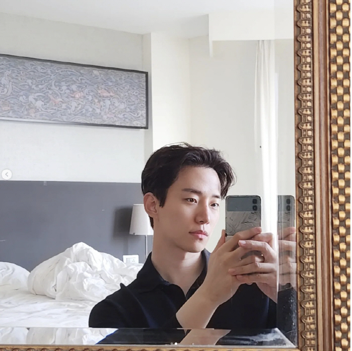 이준호, 셀카 찍다 거울에 비친 어질러진 침대 '섹시한 깐준호'