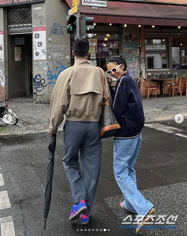[종합]'41세' 김나영, 마이키와의 데이트 최초 공개…손잡고 어깨 감싸…