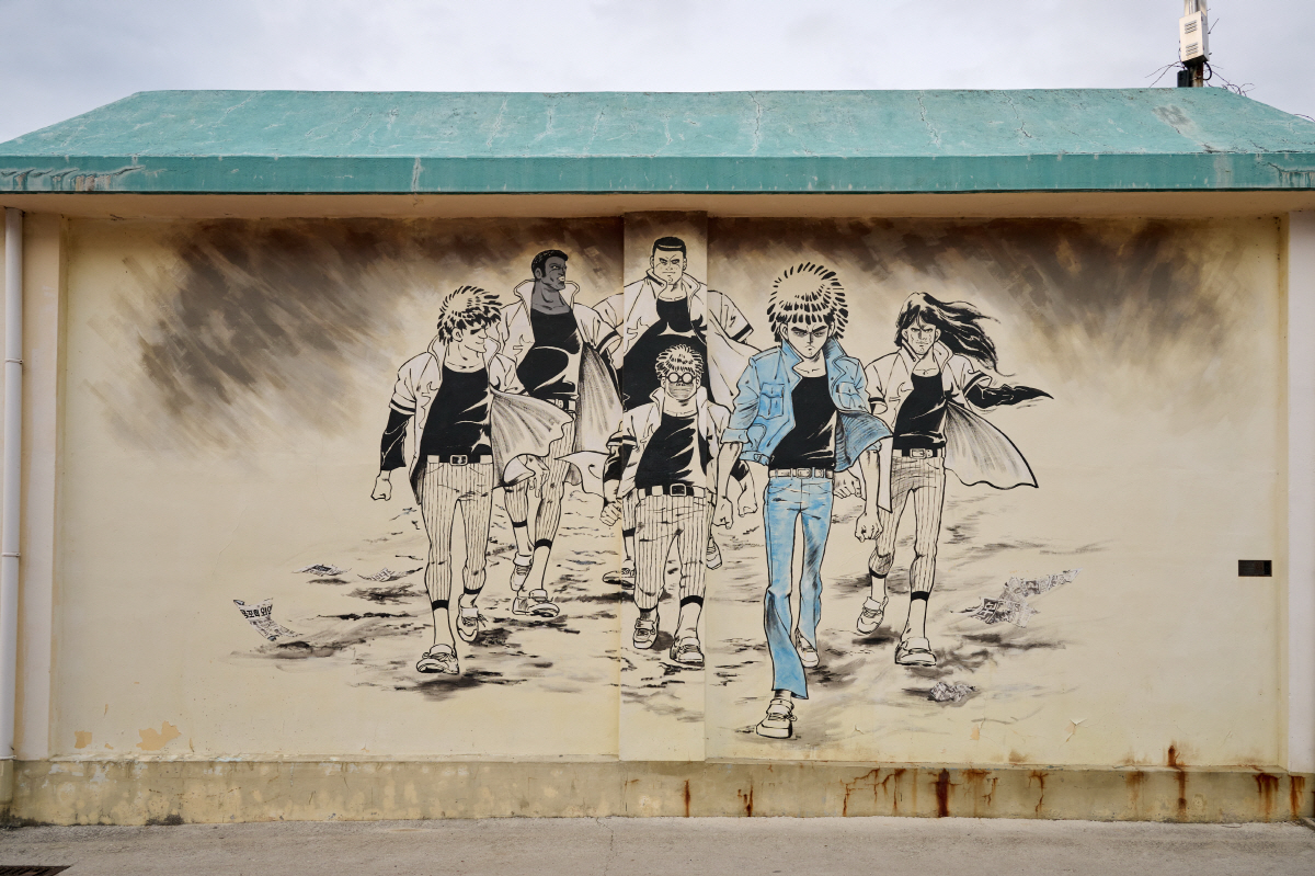 매화리 벽화마을 입구에서 있는 이현세 만화가의 벽화 일부. 사진제공=지앤씨21