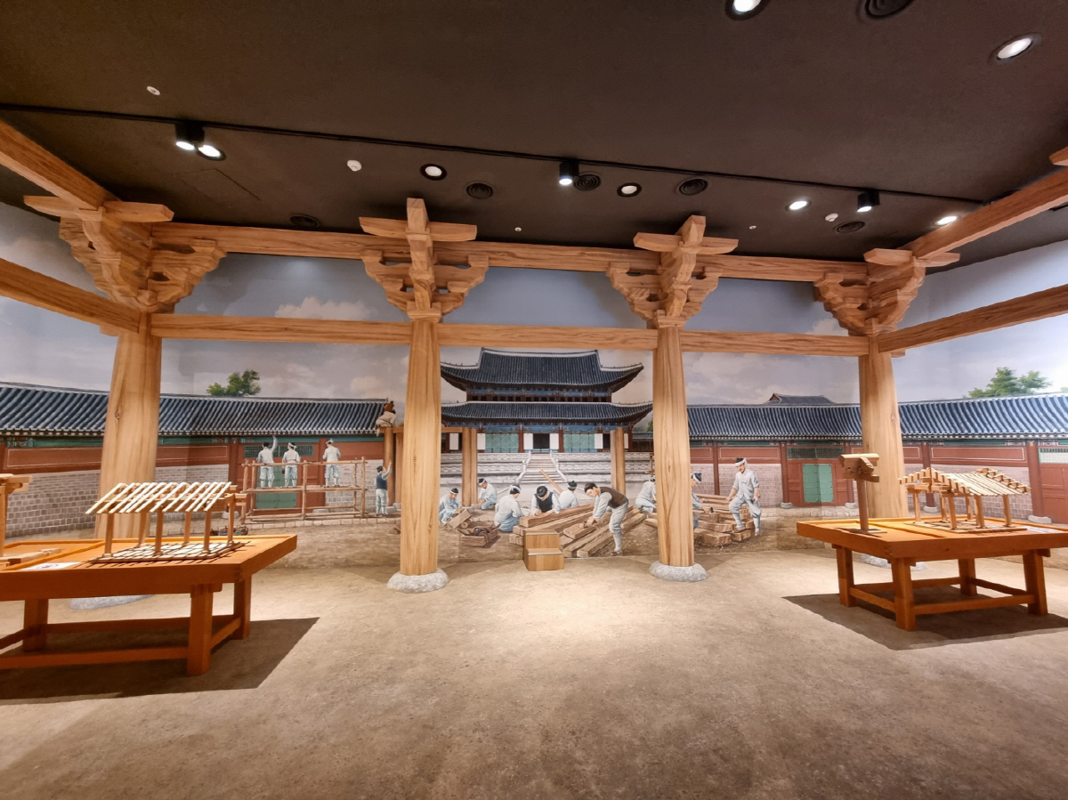 ◇울진 소광리 금강송 군락지는 조선 숙종 6년(1680)부터 관리가 시작됐다. 금강송은 목재가 우수해 궁궐건축에 사용됐다.