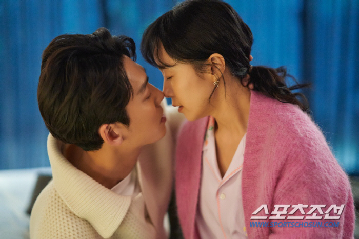 [종합]'전도연♥정경호', '첫 키스' 장면 사진으로 봐도 설레네!  뜨…