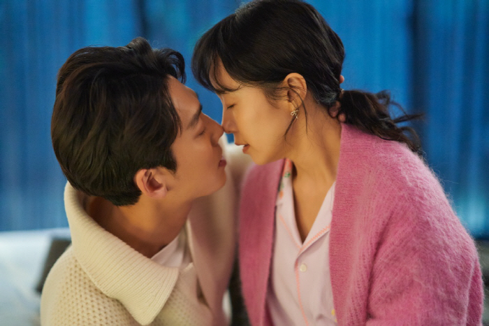심장아 나대지마! 전도연♥정경호, 뜨거운 첫 키스 순간 ('일타 스캔들'…