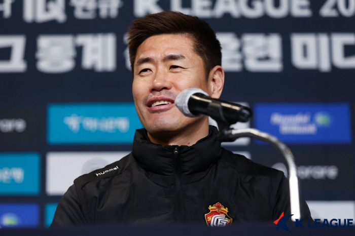 의외의 재계약, 여전히 '설사커' 완성을 꿈꾸는 설기현 감독