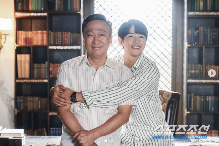 '재벌집' 이성민, "송중기 여리여리한 줄 알았는데 굉장히 씩씩하고 소탈…