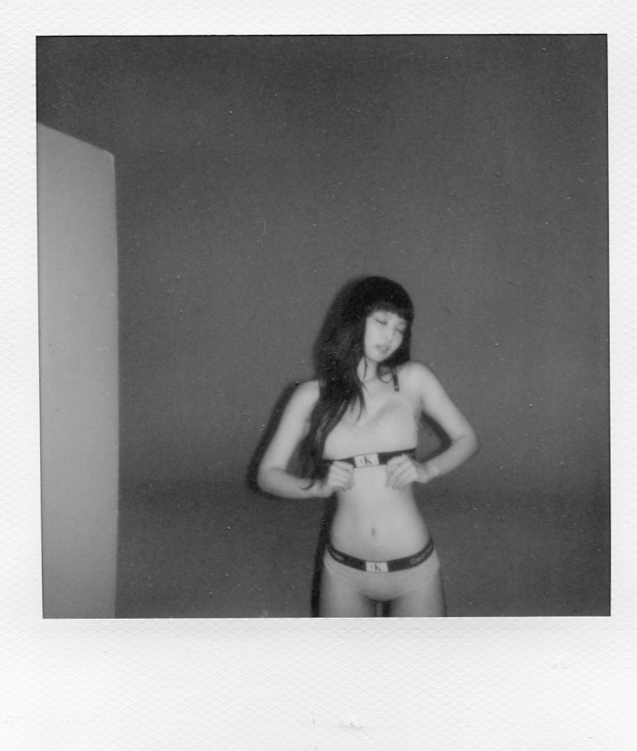 블핑 제니, 속옷만 걸친채 파격 화보 …흑백 착시효과까지 '깜짝'