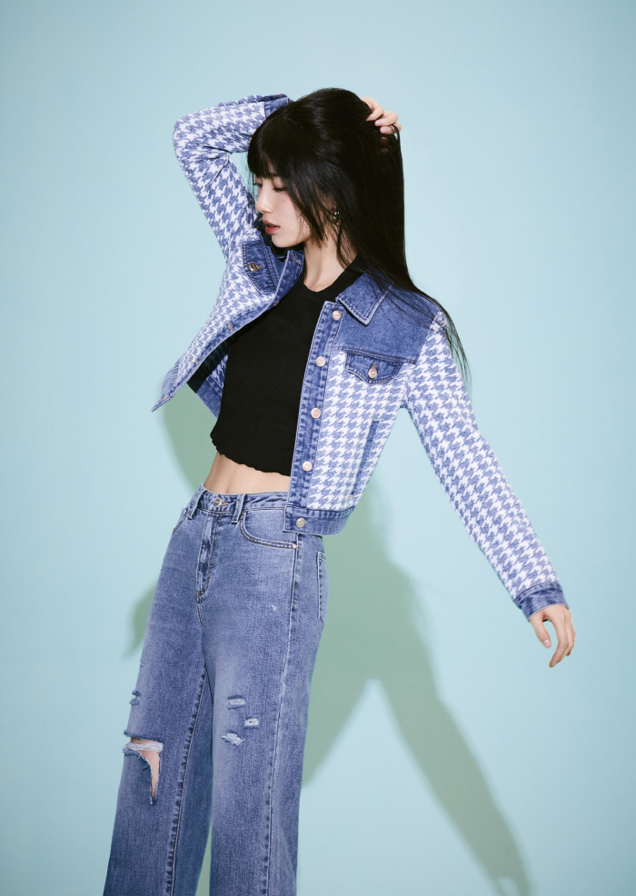 수지, '청바지 여신'의 숨겨진 복근...미모는 벌써 봄 [화보]