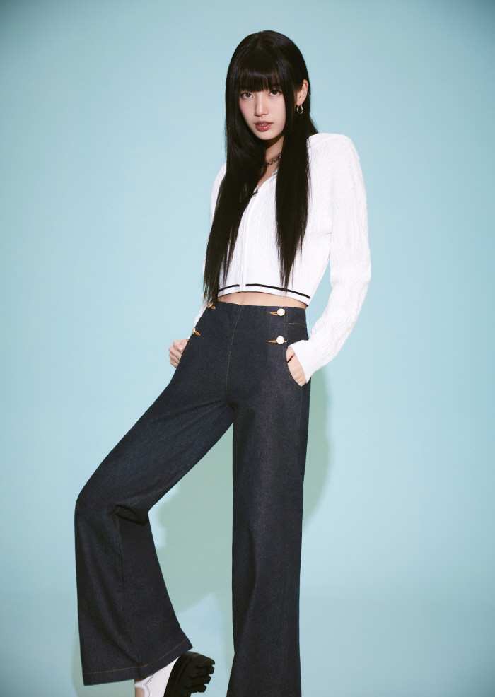 수지, '청바지 여신'의 숨겨진 복근...미모는 벌써 봄 [화보]