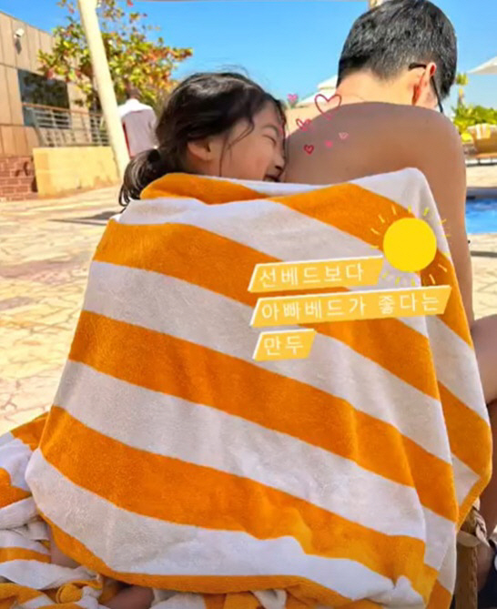 김민지, 딸 애착인형 된 ♥박지성 공개 "선베드보다 아빠베드"
