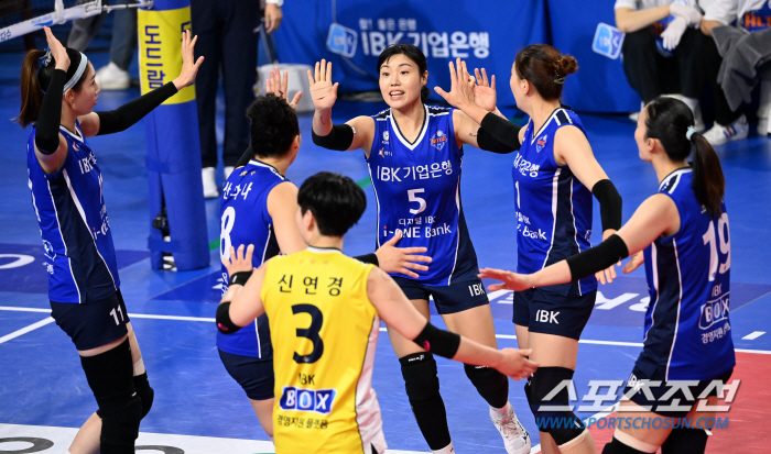 아빠 왔다! '산타나 24득점' 기살리기 대성공…기업은행, GS칼텍스 잡…