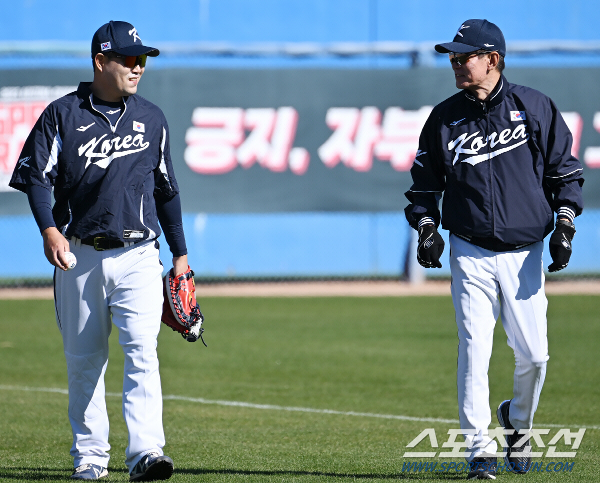 '첫 실전 승리'에도 덤덤한 대표팀 사령탑 "강백호 홈런 고무적, 야수 …