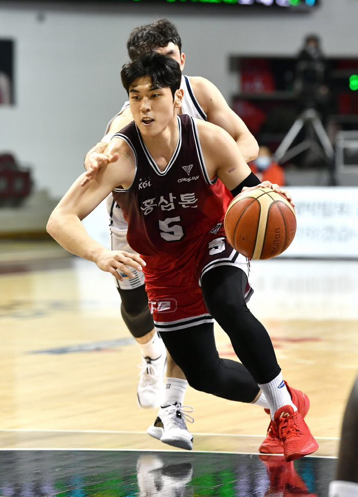 '변준형 MVP 모드' KGC 파죽의 10연승…LG 2위 굳히기 돌입(종…