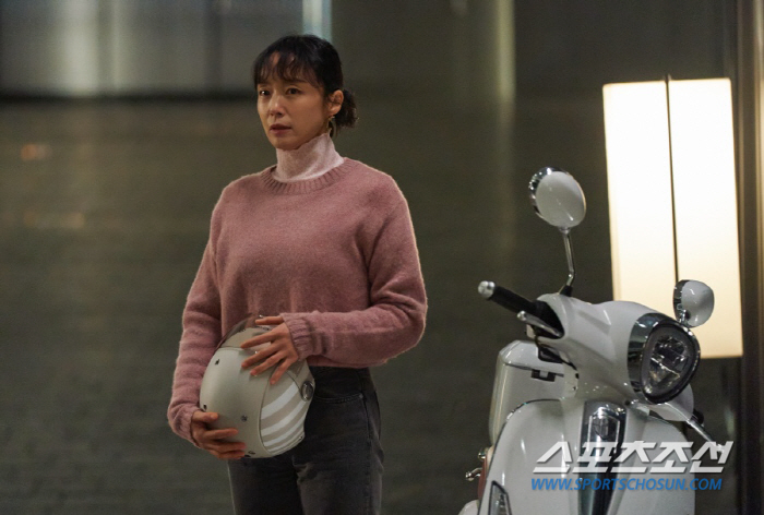 전도연, '♥정경호'와의 격렬 포옹에 '까치발'까지…'쌍방 로맨스' 본격…