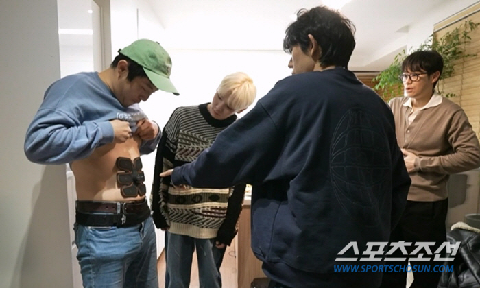 기안84 vs 코드쿤스트 '복근 대결'…전현무가 "석고상 같다"며 깜놀한…