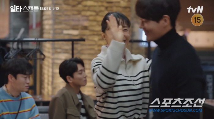 '일타스캔들' 신재하, 전도연 보는 '시선'이 심상치 않다! '쇠구슬 범…