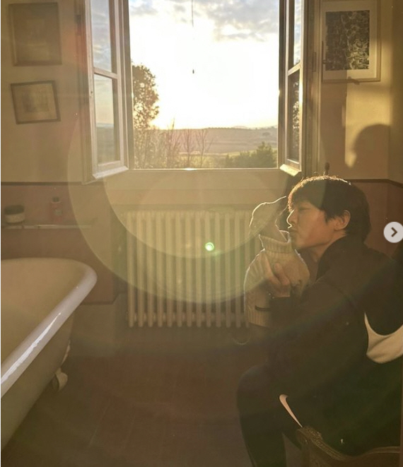 송중기♥케이티, '해외에 산 신혼집' 공개…드넓은 평원 '따뜻한 단독주택…