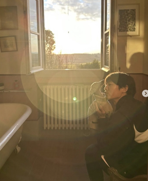 '예비아빠' 송중기, ♥케이티와 그림같은 헝가리 신혼생활