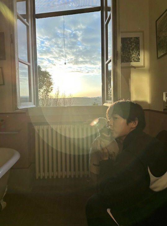 '예비아빠' 송중기, ♥케이티와 그림같은 헝가리 신혼생활