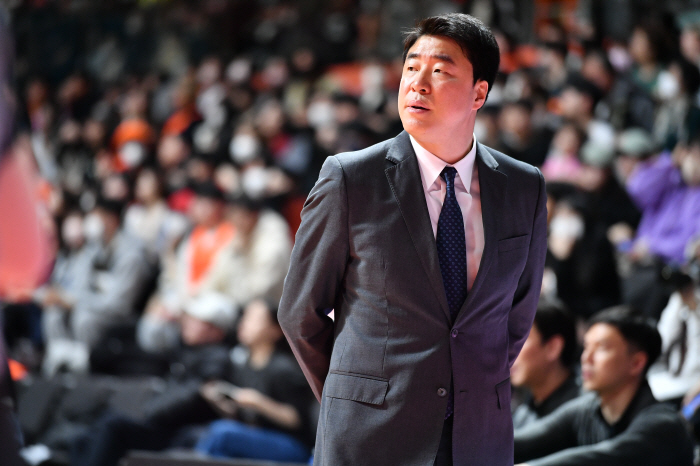 '다시 3연패' 은희석 삼성 감독, "스스로에게 화가 난다. 다 내 잘못…
