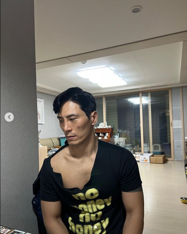 '조유리♥' 김재우, 가슴까지 찢긴 티셔츠..."무서운 영화 볼 때 웃통…