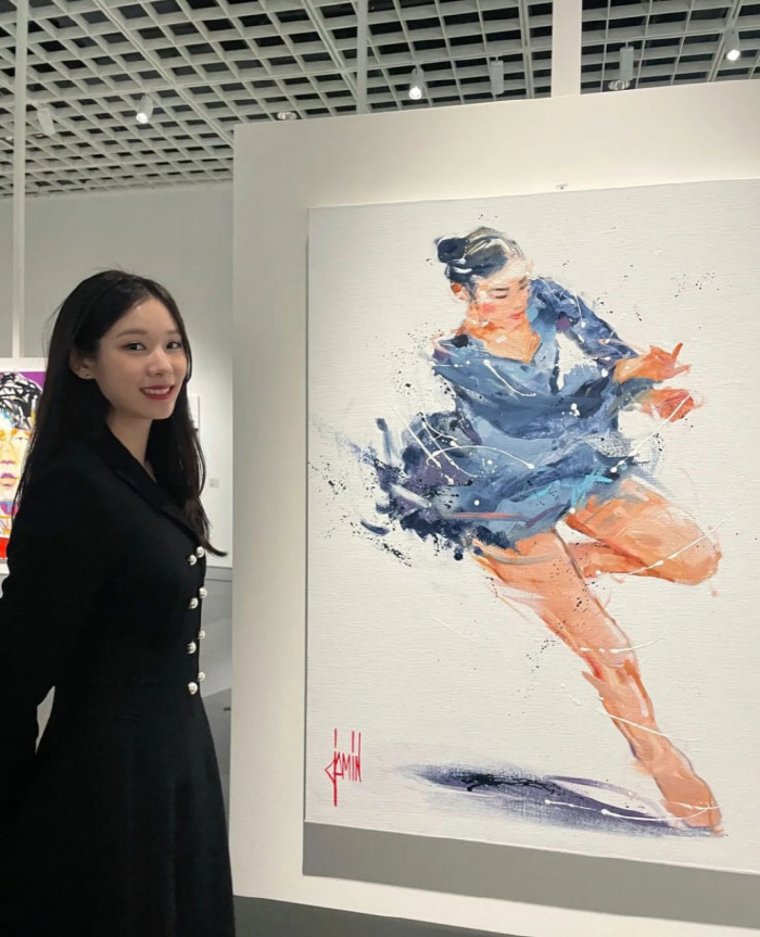 초상화 옆 김연아, 전시회서도 퀸연아..귀티가 줄줄나네