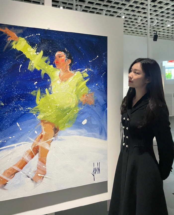초상화 옆 김연아, 전시회서도 퀸연아..귀티가 줄줄나네