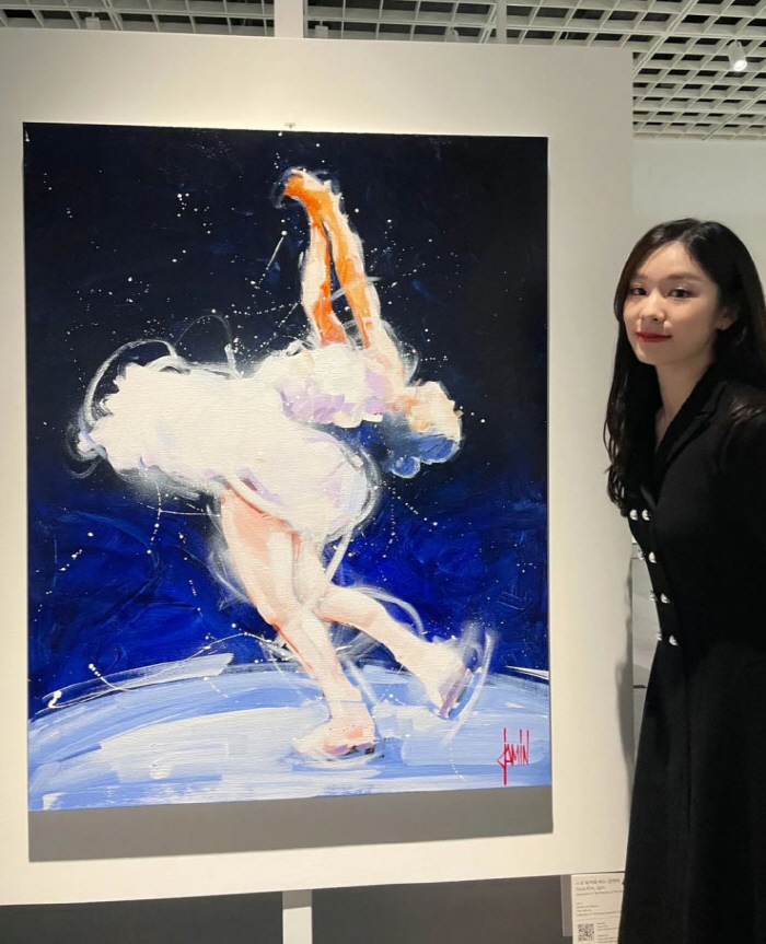 초상화 옆 김연아, 전시회서도 퀸연아..귀티가 줄줄나네