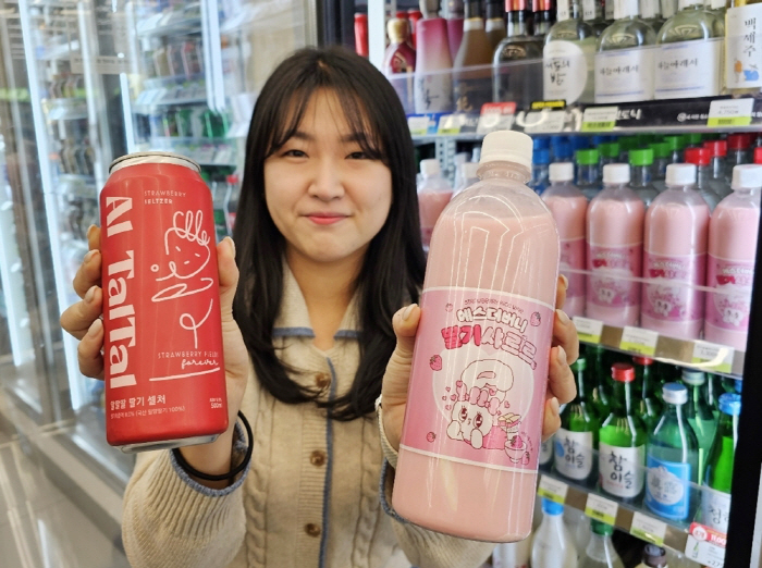 "딸기술로 여심 저격"…CU 2030 여성 고객 겨냥 딸기 주류 3종 선…